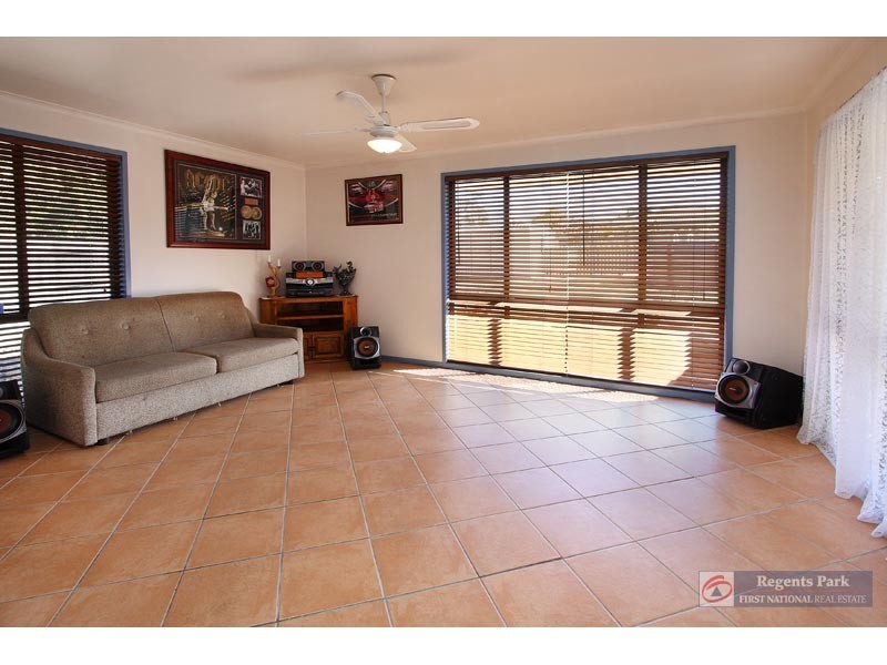 15 Beaufortia Ct, Regents Park QLD 4118