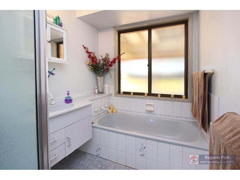 15 Beaufortia Ct, Regents Park QLD 4118