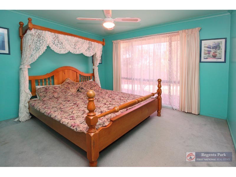 15 Beaufortia Ct, Regents Park QLD 4118
