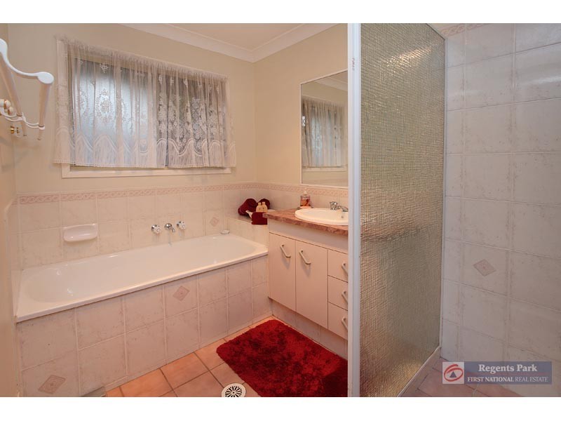16 Thistle Street, Regents Park QLD 4118