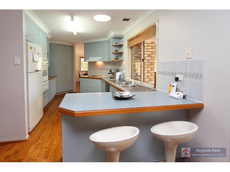 16 Owens Cr, Regents Park QLD 4118