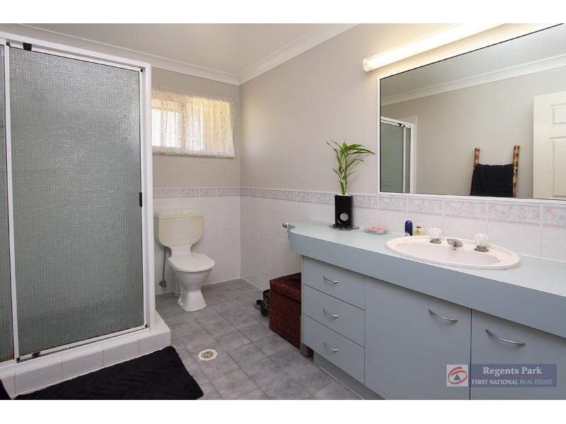 16 Owens Cr, Regents Park QLD 4118