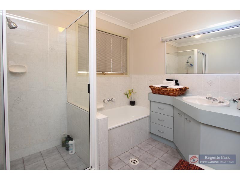 16 Owens Cr, Regents Park QLD 4118