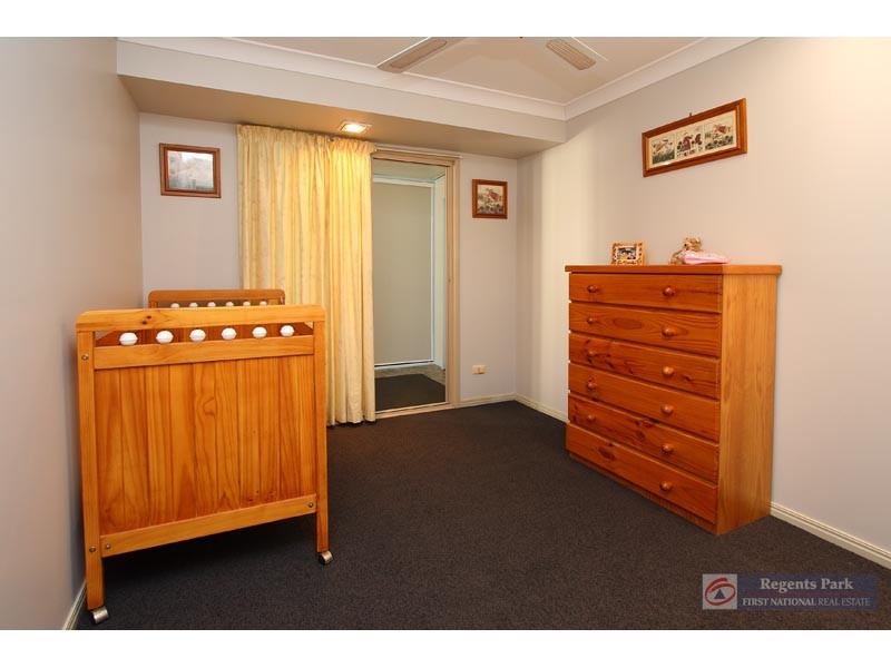 16 Owens Cr, Regents Park QLD 4118