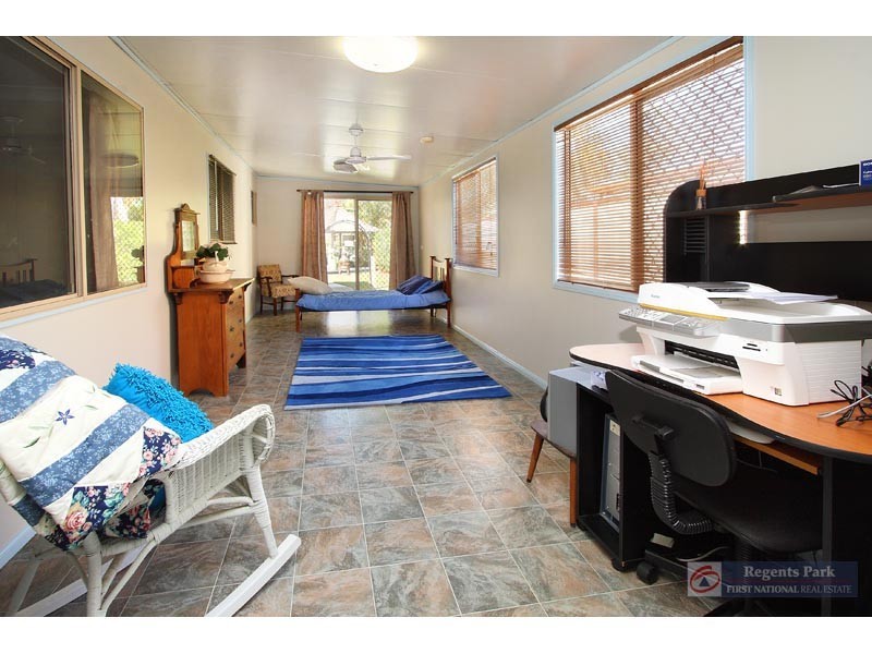 16 Owens Cr, Regents Park QLD 4118