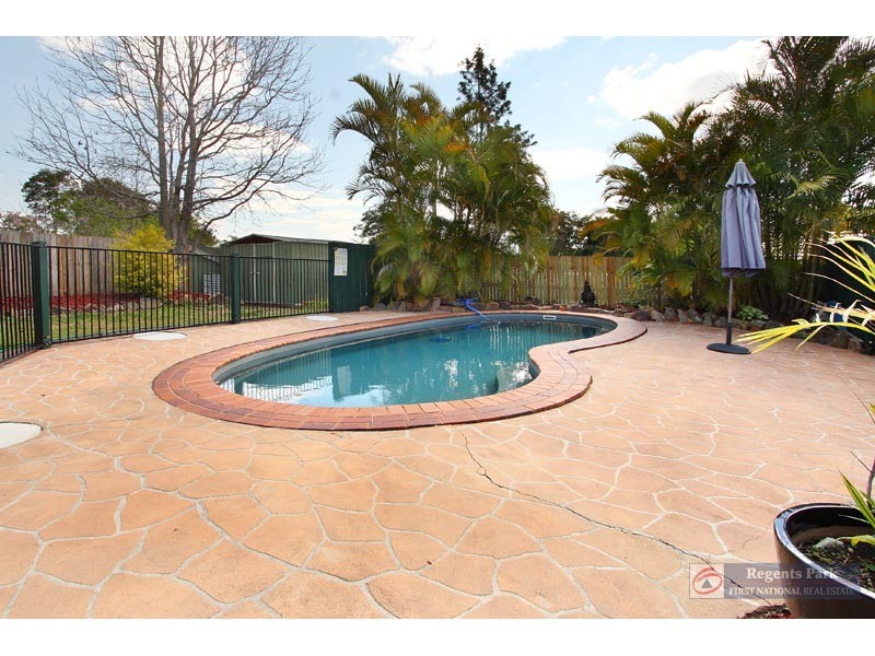 5 Bottlebrush Drive, Regents Park QLD 4118