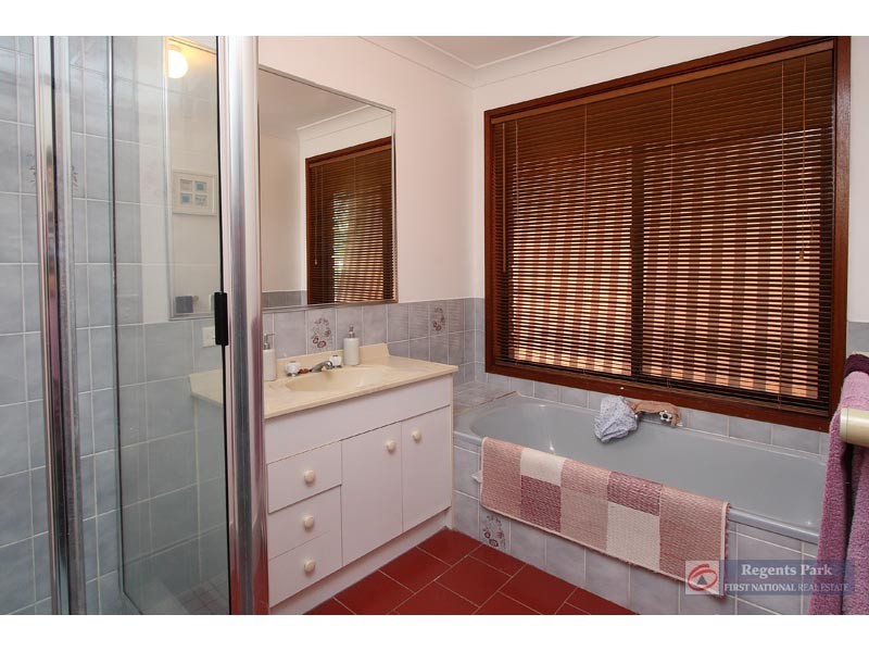5 Bottlebrush Drive, Regents Park QLD 4118