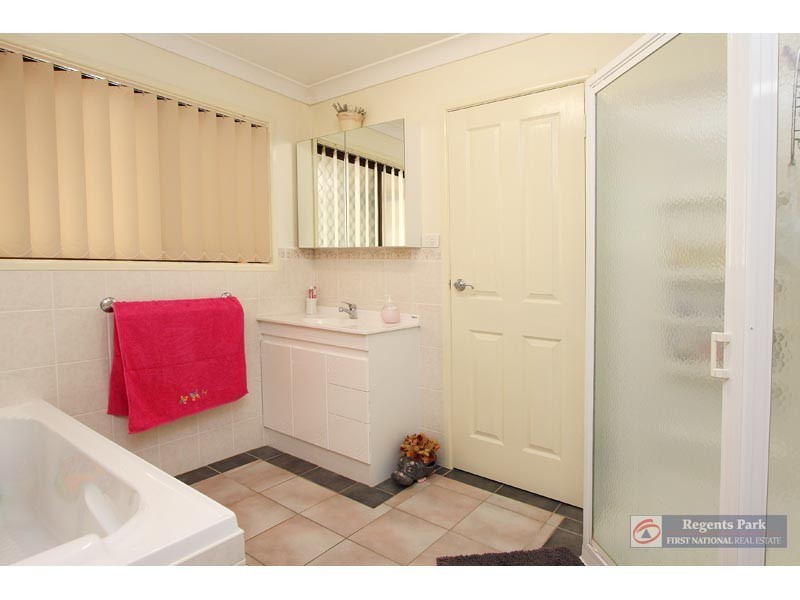 10 Seaton Steet, Hillcrest QLD 4118