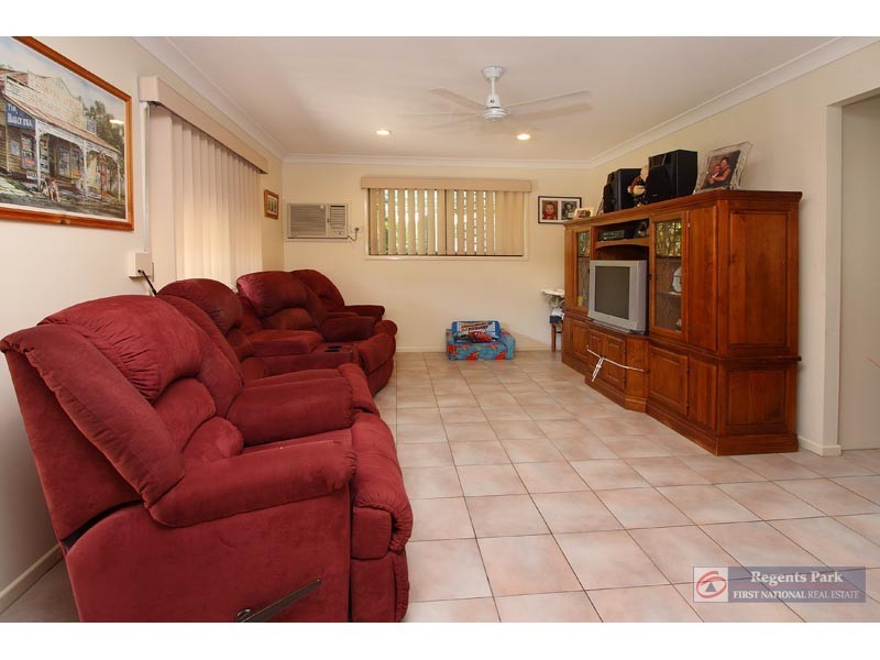 10 Seaton Steet, Hillcrest QLD 4118