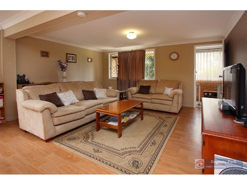 94 Conifer Street, Hillcrest QLD 4118
