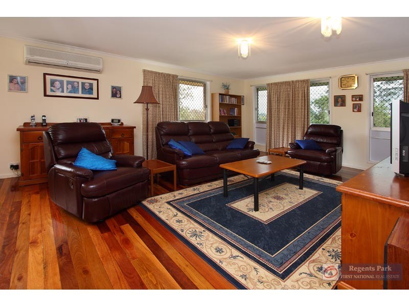 94 Conifer Street, Hillcrest QLD 4118