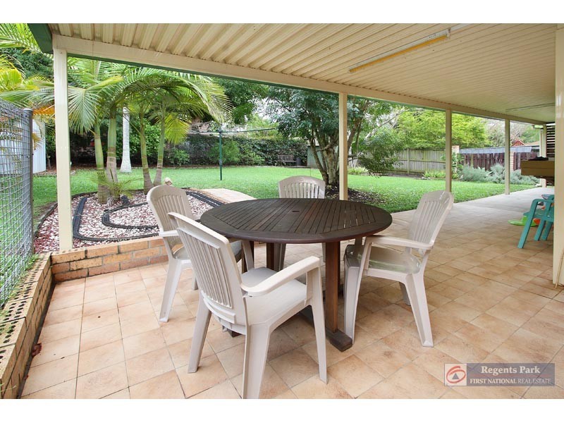 94 Conifer Street, Hillcrest QLD 4118