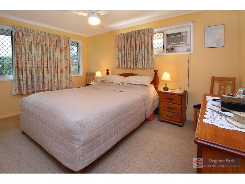 94 Conifer Street, Hillcrest QLD 4118