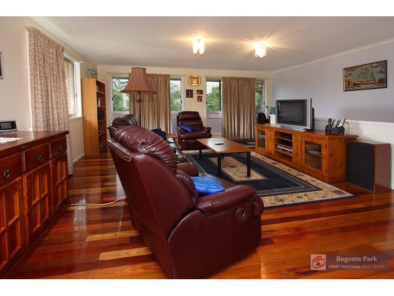 94 Conifer Street, Hillcrest QLD 4118