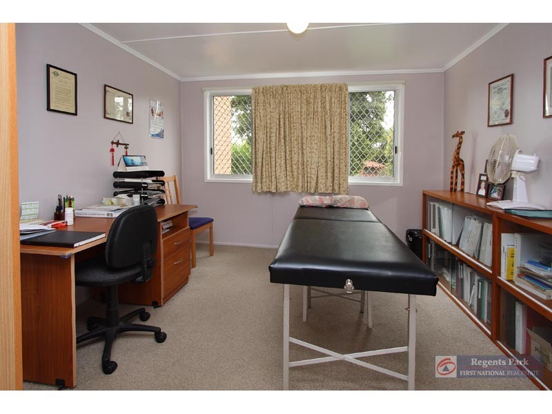 94 Conifer Street, Hillcrest QLD 4118
