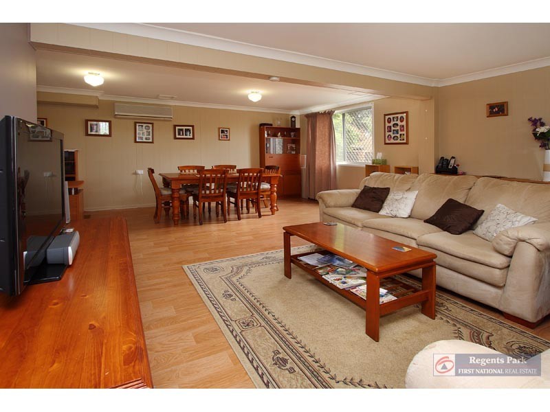 94 Conifer Street, Hillcrest QLD 4118