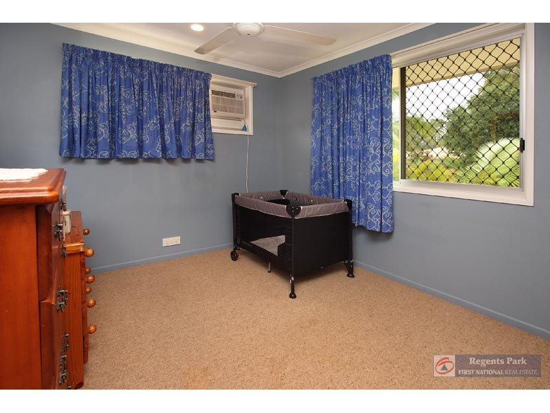 94 Conifer Street, Hillcrest QLD 4118