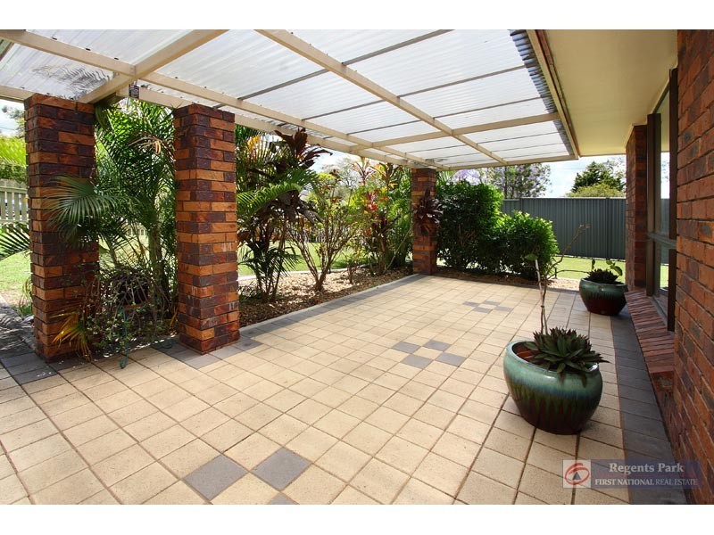 16 Silvertop Street, Hillcrest QLD 4118