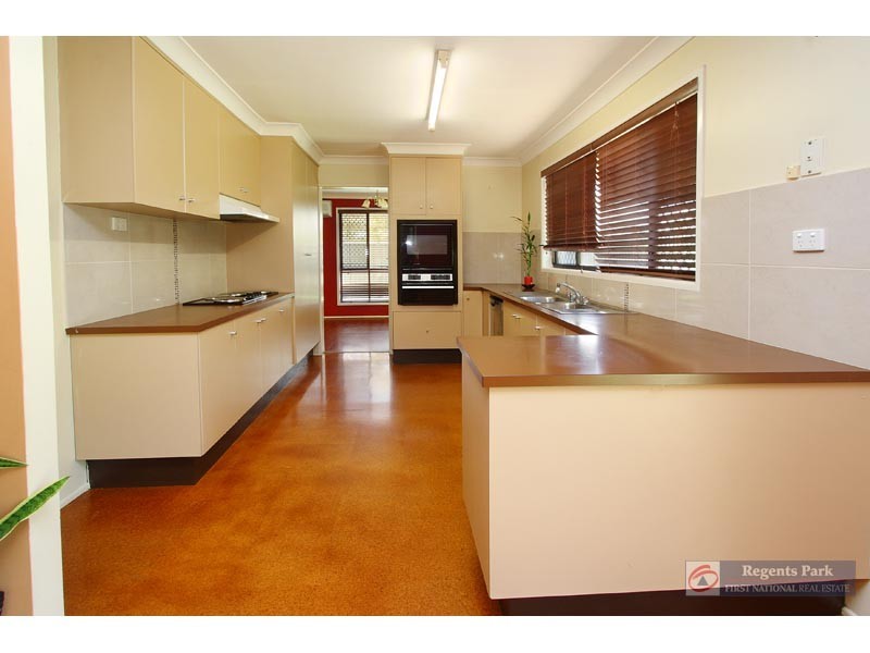 16 Silvertop Street, Hillcrest QLD 4118
