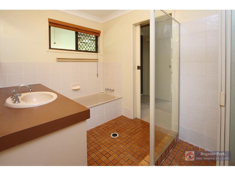 16 Silvertop Street, Hillcrest QLD 4118