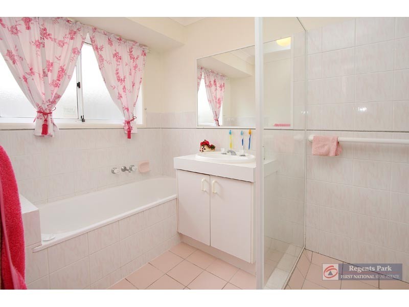 4 Aronia Court, Regents Park QLD 4118