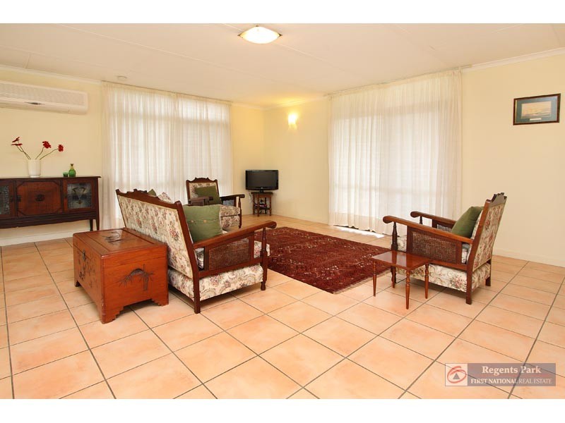 5 Bennett Drive, Regents Park QLD 4118