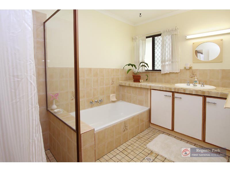 5 Bennett Drive, Regents Park QLD 4118