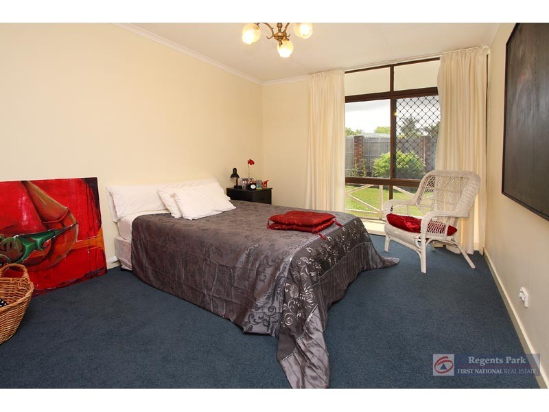 5 Bennett Drive, Regents Park QLD 4118