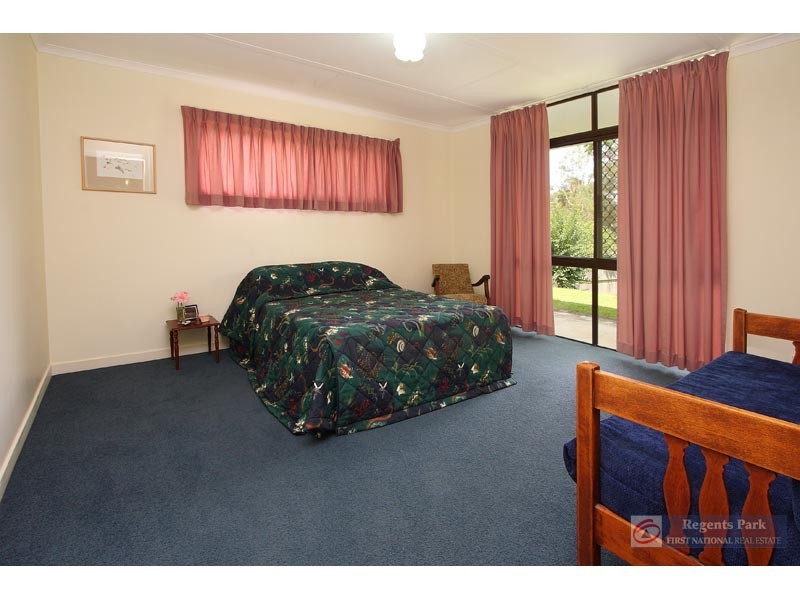 5 Bennett Drive, Regents Park QLD 4118