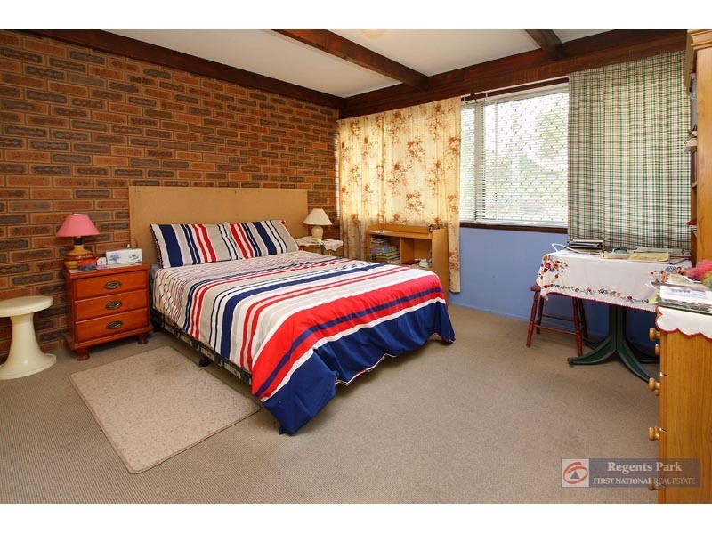 33 Silvertop Street, Hillcrest QLD 4118