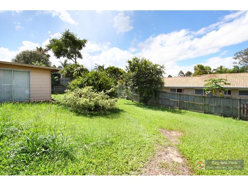 33 Silvertop Street, Hillcrest QLD 4118