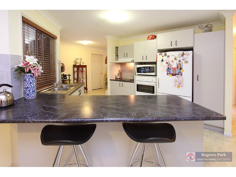 33 Benjamina Cct, Regents Park QLD 4118