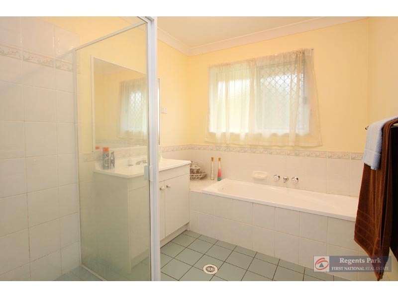 33 Benjamina Cct, Regents Park QLD 4118