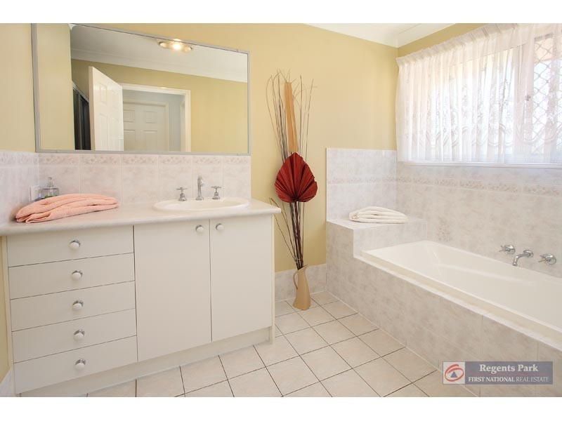 36 Cianthus Street, Regents Park QLD 4118