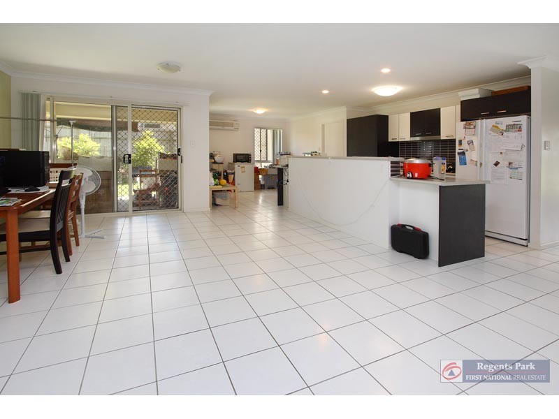 10 Sunrise Crescent, Regents Park QLD 4118