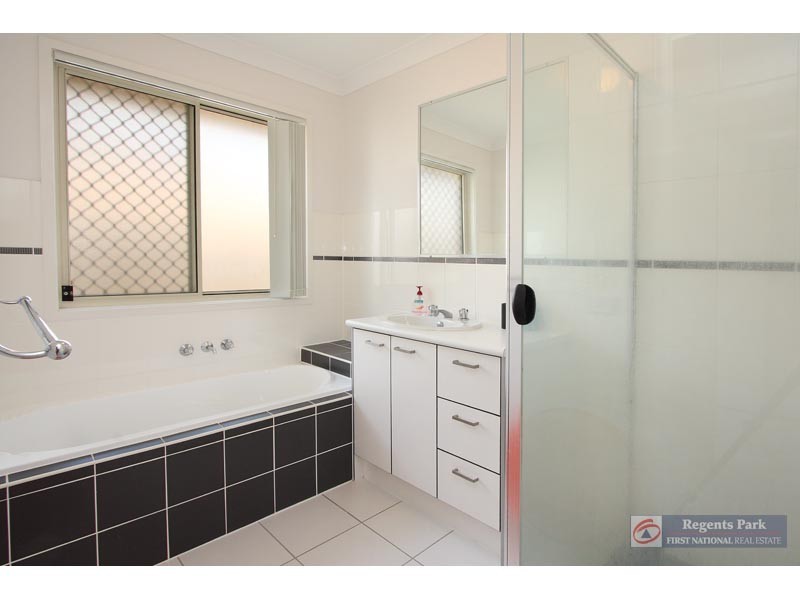 10 Sunrise Crescent, Regents Park QLD 4118