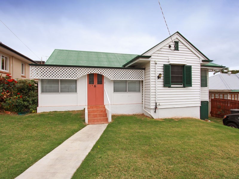 19 Greenmount Avenue, Holland Park QLD 4121