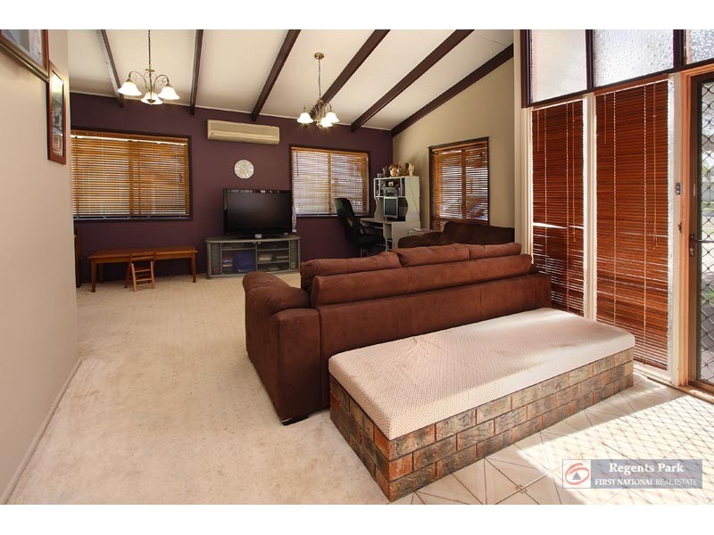 6 Cygnus Court, Regents Park QLD 4118