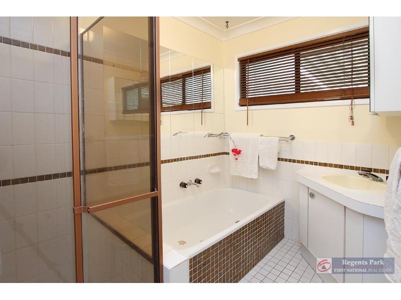 24 Grecian Street, Regents Park QLD 4118