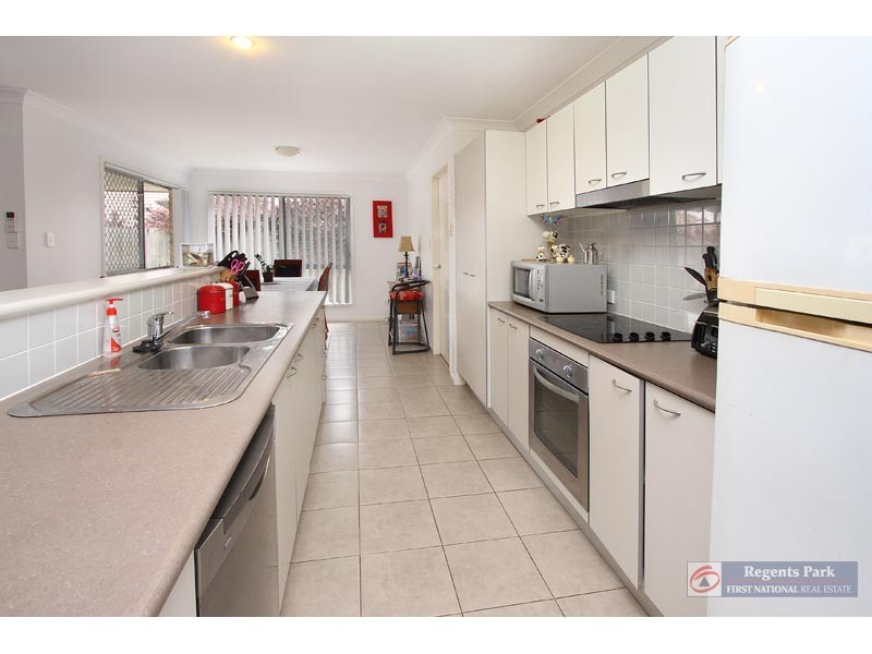 4 Paul Drive, Regents Park QLD 4118