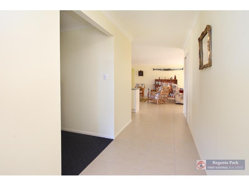 8 Fordham Court, Regents Park QLD 4118
