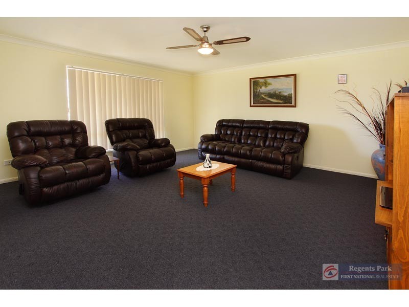 8 Fordham Court, Regents Park QLD 4118