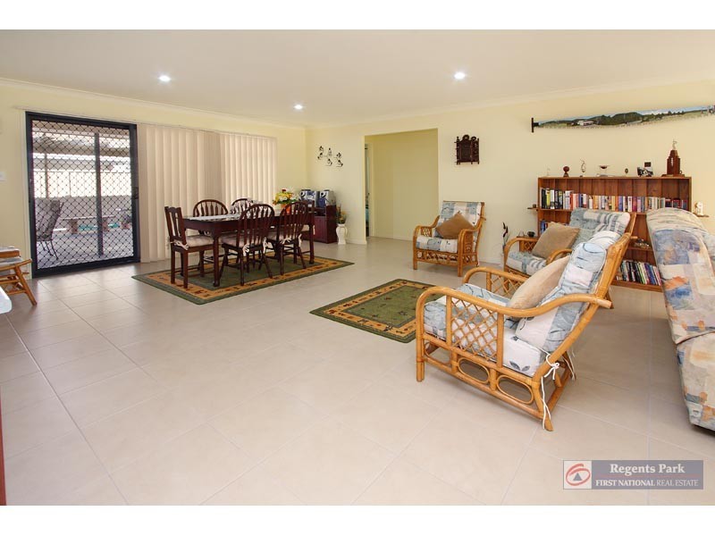 8 Fordham Court, Regents Park QLD 4118