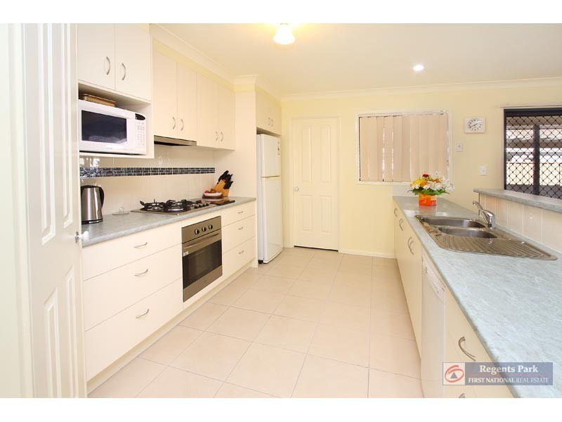 8 Fordham Court, Regents Park QLD 4118