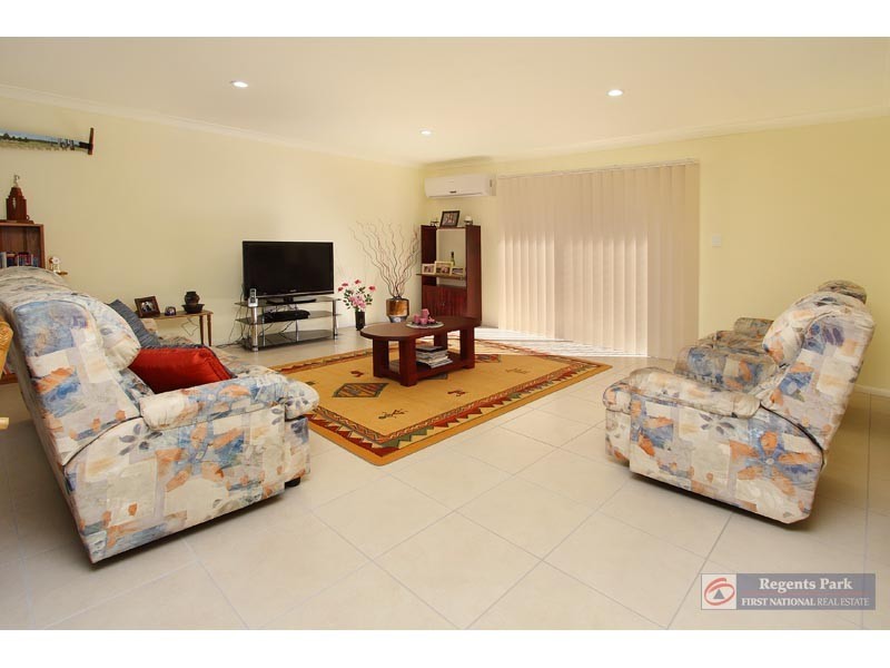 8 Fordham Court, Regents Park QLD 4118