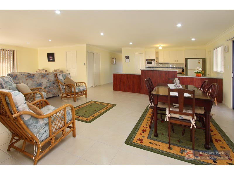 8 Fordham Court, Regents Park QLD 4118