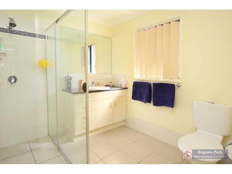 8 Fordham Court, Regents Park QLD 4118