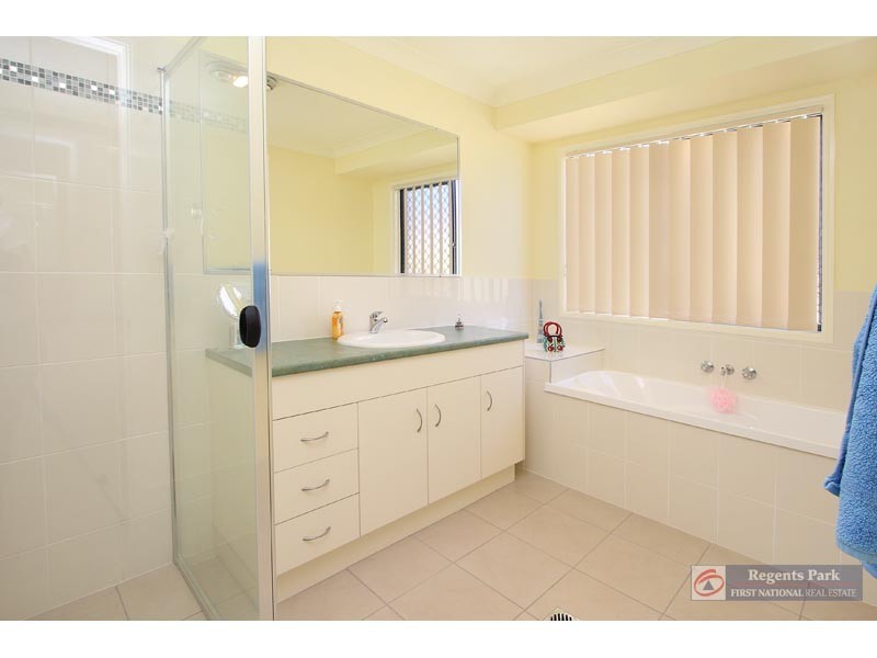 8 Fordham Court, Regents Park QLD 4118