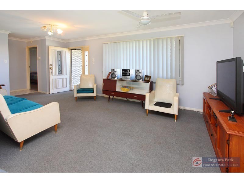 52 Bushland Drive, Regents Park QLD 4118