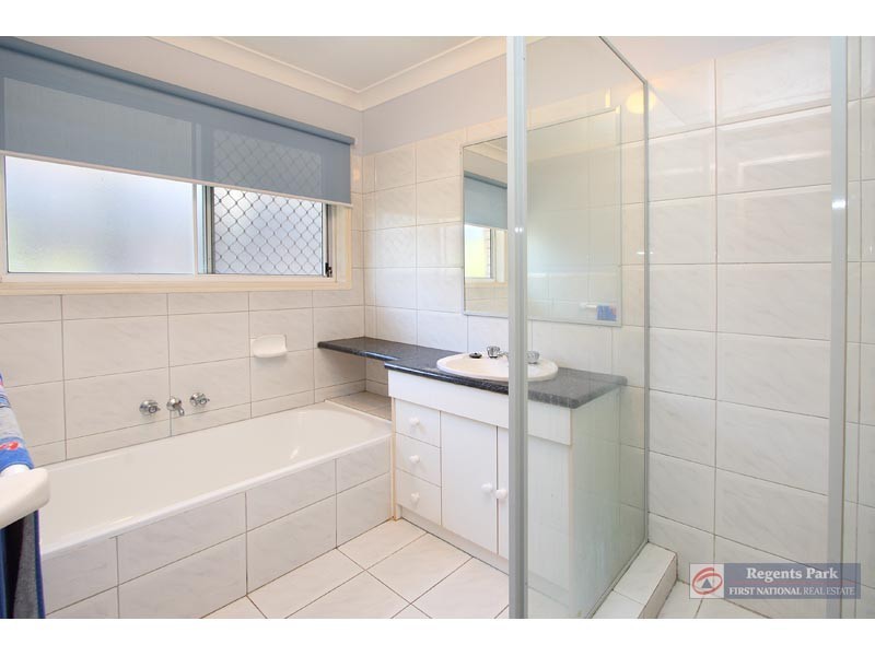 52 Bushland Drive, Regents Park QLD 4118